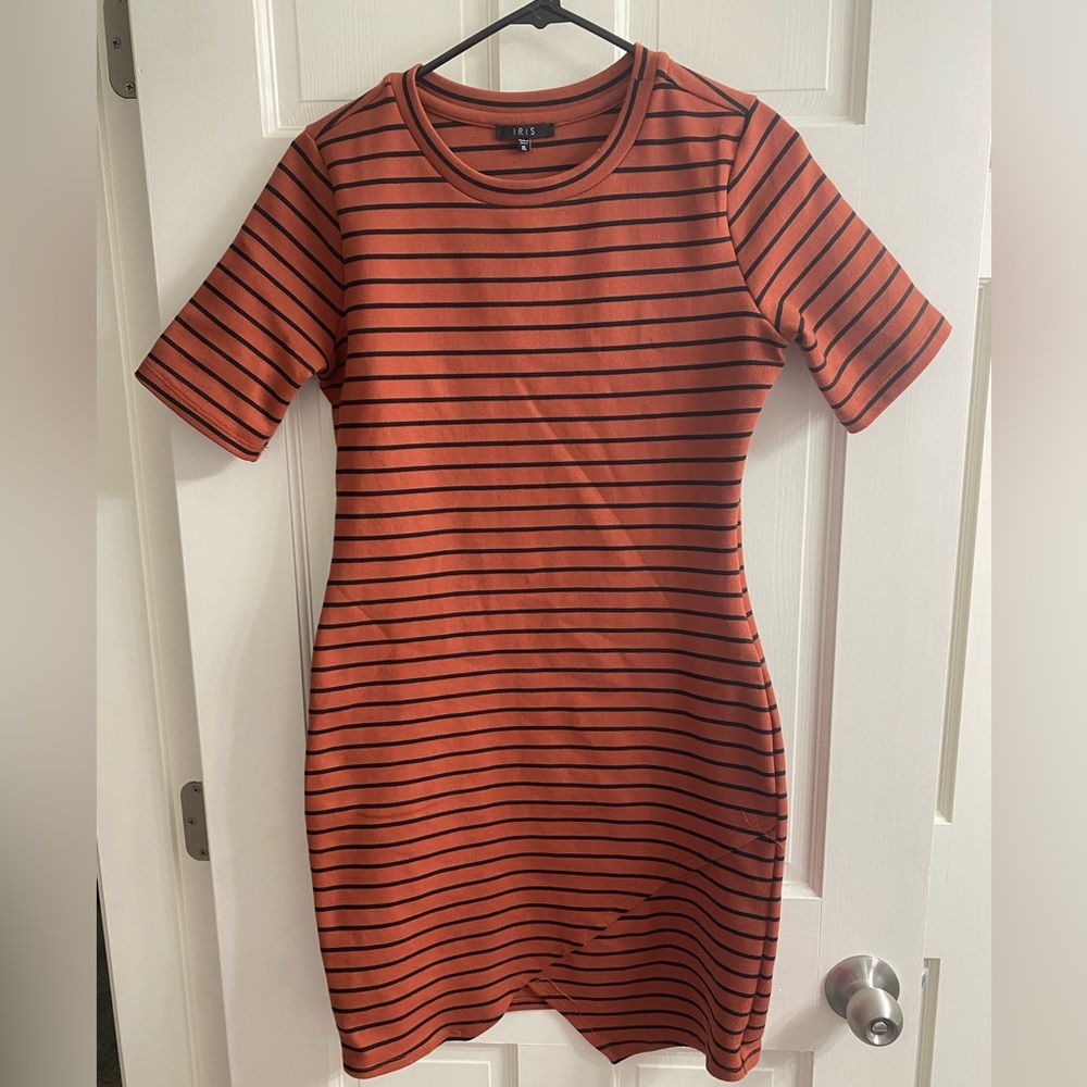 NWOT Iris Short Sleeve Dress (Size XL) copper red & black